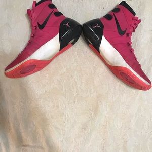 Hyperdunk 2015 Think Pink gently used mens size 9